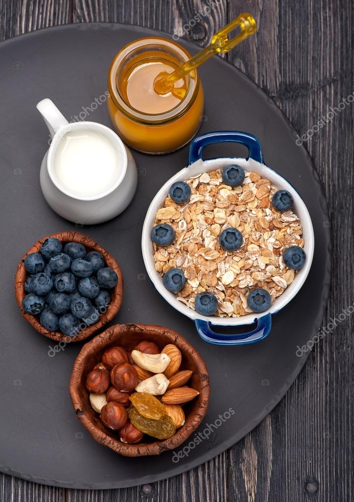 depositphotos_49946445-stock-photo-oat-flakes-blueberries-nuts-honey